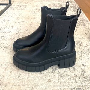 Black combat boots. Slip on. Never worn. Ordered from Amazon. Size 7.